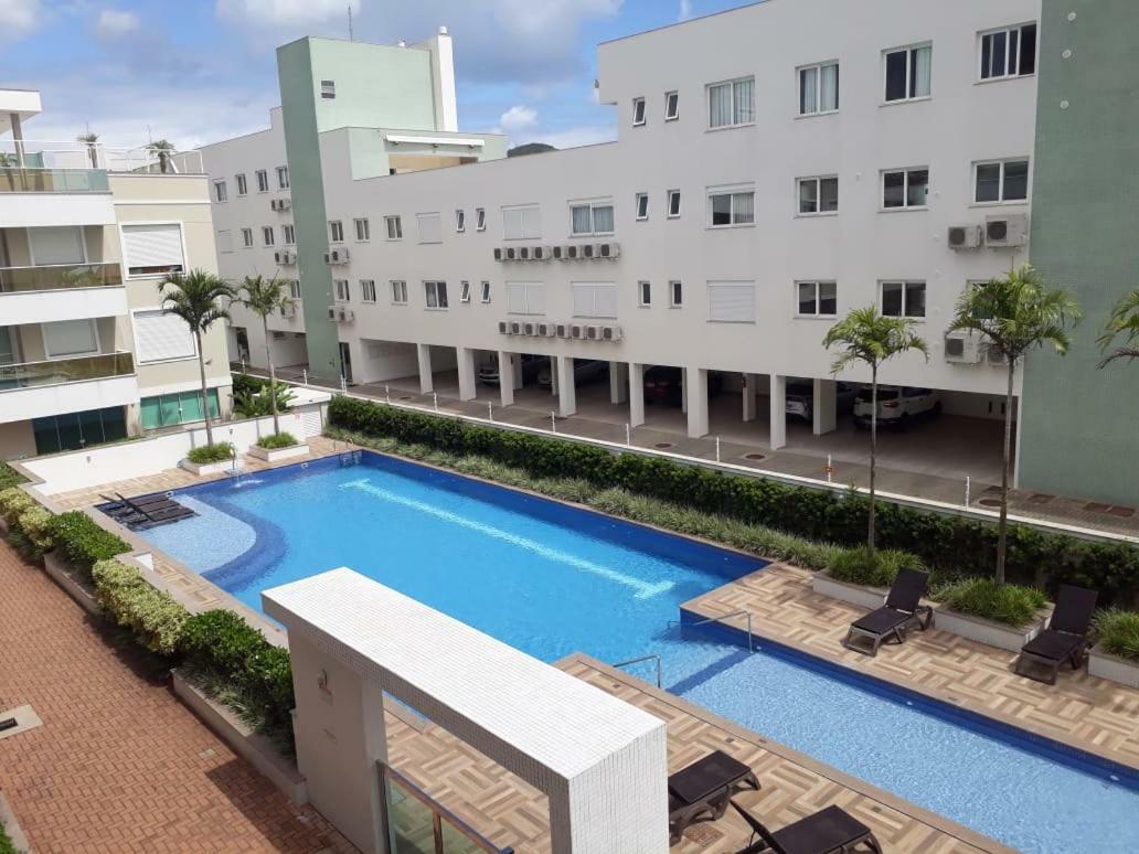 No 7 Mares, Ingleses Apartamento